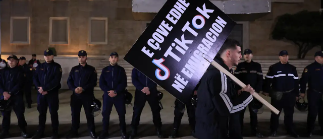 Protesta për mbylljen e Tik Tok, DW: Opozita thotë se është