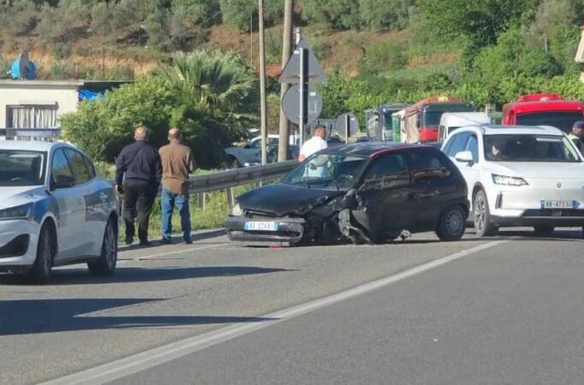 Accident on the Elbasan - Peqin axis, vehicle collides with bus, several injured