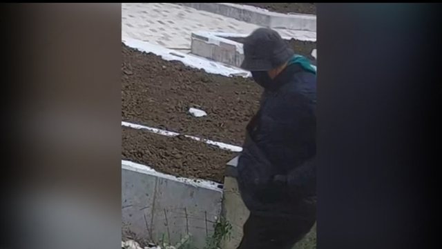 Foto/ Me maskë e kapele, del foto e autorit të vrasjes së Renato