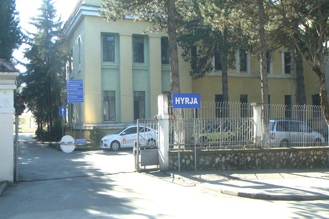 Roja i dehur krijon kaos në Spitalin e Korçës, hyn në