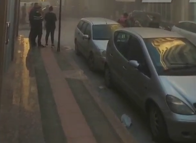 Zjarr në garazhin e një pallati në qendër të