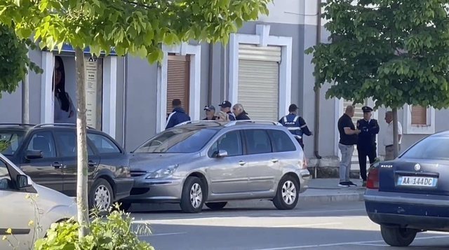 Vidhet gjatë natës selia e PD-së në Cërrik