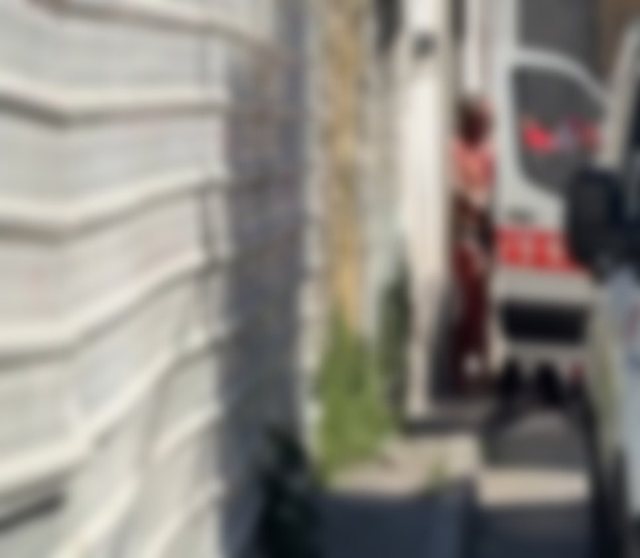 Foto/ Gjysmë i zhveshur dhe i gjakosur, momenti kur shoqërohet autori