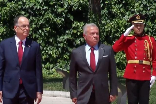 Begaj pret me ceremoni shtetërore Mbretin Abdullah II të