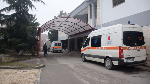 Vjedhje në spitalin e Korçës, grabitet infermieri dhe pacienti