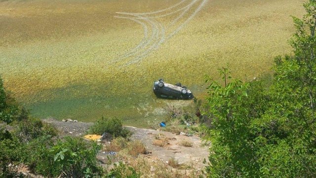 Aksident në Vlorë, makina bie në lumë, plagosen një