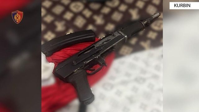 Mbante kallashnikov dhe municion luftarak në banesë, arrestohet