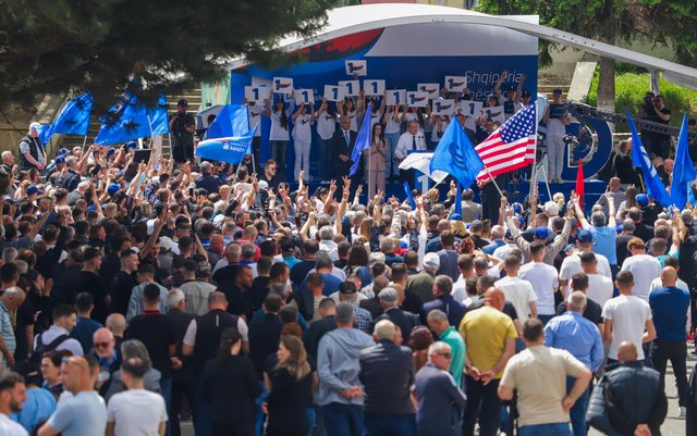Berisha: Ministret e tij stolisen si princesha, kurse shqiptarëve u