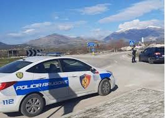 27-vjeçari i dehur në timon përplas policin në Peshkopi