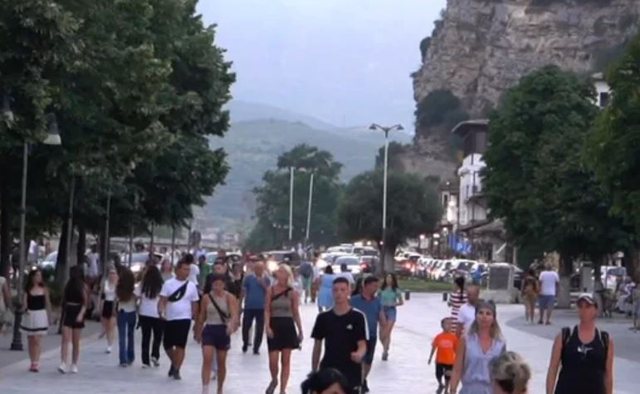Shqiptarët ulin standardin e pushimeve/ Operatorët: Janë