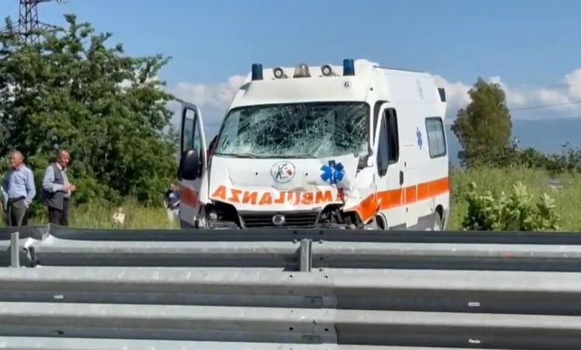 Përplaset kamioni dhe ambulanca në aksin Fier-Lushnjë, katër