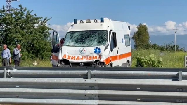 Kamioni përplaset me ambulancën, policia: Infermieri dhe babai i