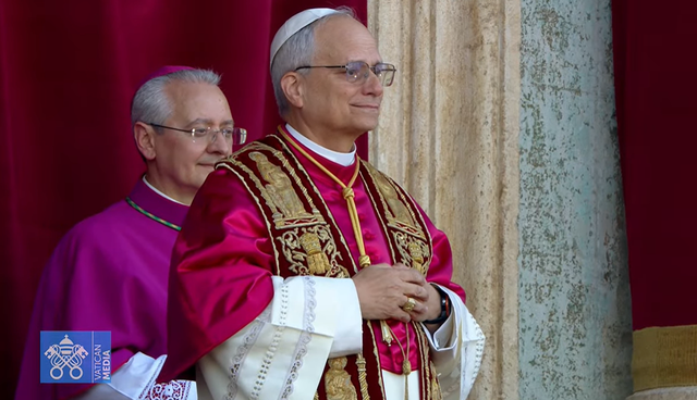 Papa Leo i XIV përshëndet për herë të parë