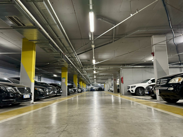 How much does hourly parking cost in the capital?