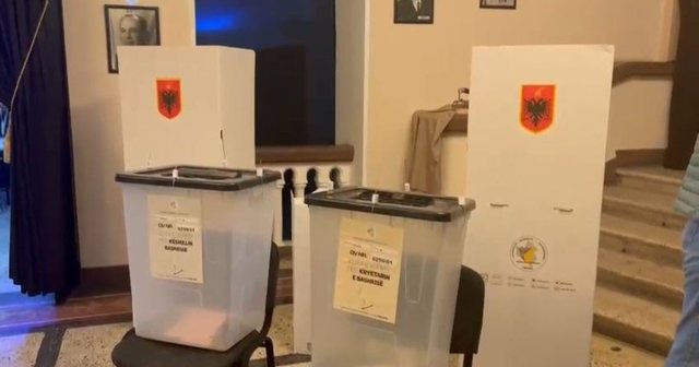 Why does the Socialist Party request the extension of voting hours in Vlora