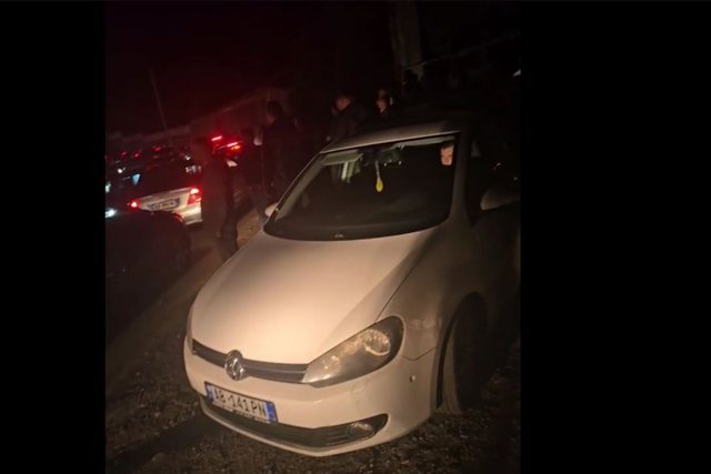 Clashes in Dibër, Democrats block a vehicle suspected of distributing money