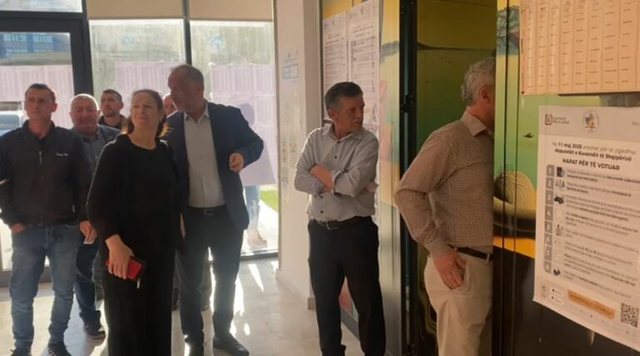 Procesi i votimeve nis me probleme teknike edhe në Berat e Lezhë