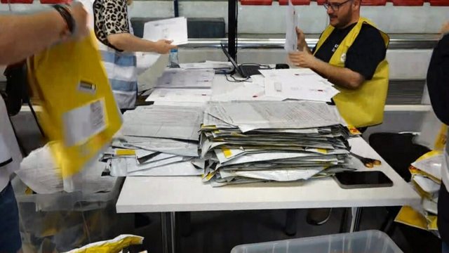 Finiq/ Mosparaqitja e komisionerëve bllokon votimin, policia niset për