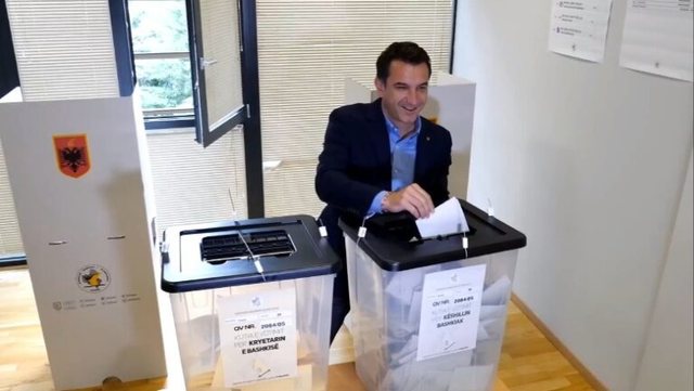 Erion Veliaj votes in the Durrës detention center