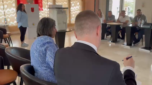 Vëzhgues të OSBE-ODIHR monitorojnë procesin e votimit në