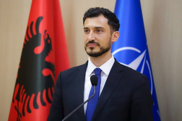 PD:Të gjithë manipuluesve, kërcënuesve dhe hajdutëve, u