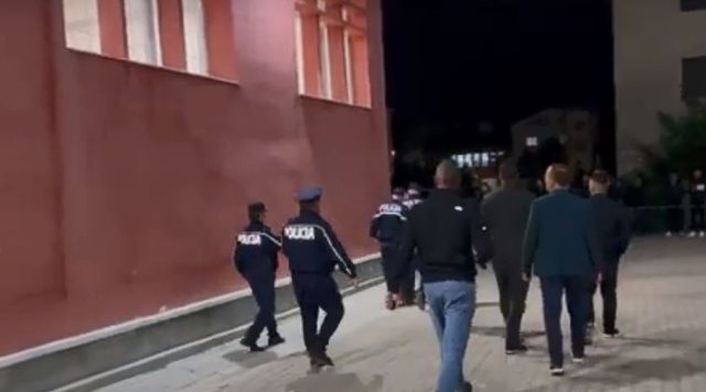 Foto/ Sherr në një qendër numërimi në Kukës,