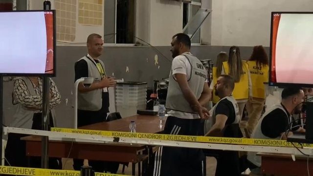 Nis numërimi në qarkun e Shkodrës, hapen dy kutitë e para