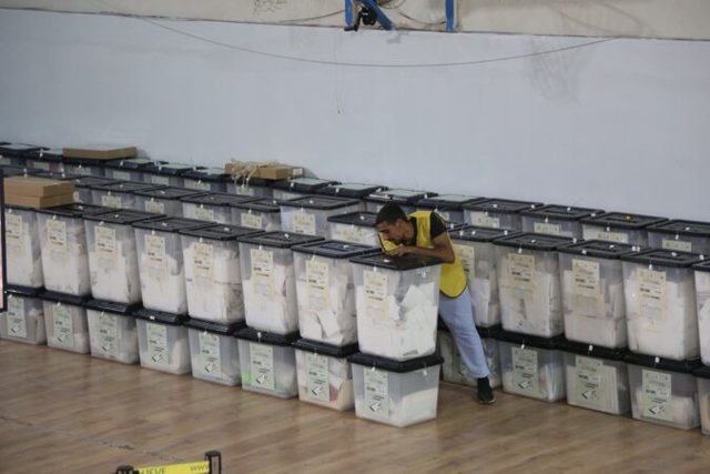 Counting ends in Kolonjë, who is leading?