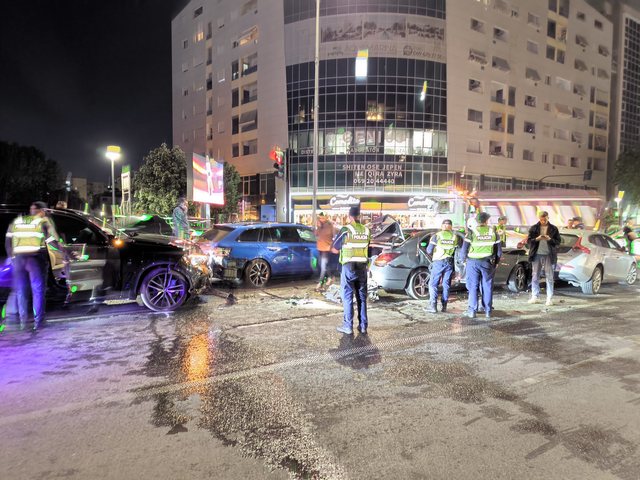 4 cars collide in Tirana, after the accident the drivers fight with levers