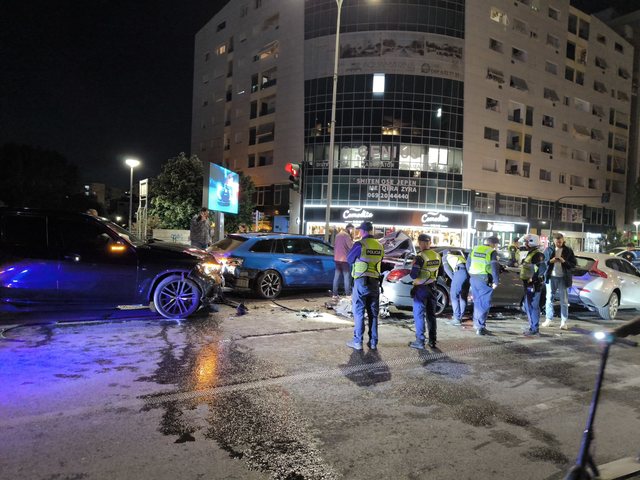 4 cars collide in Tirana, after the accident the drivers fight with levers
