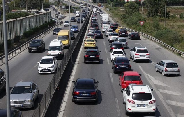 Video/ Heavy traffic at the exit of Tirana, chaos on the Tirana-Durrës