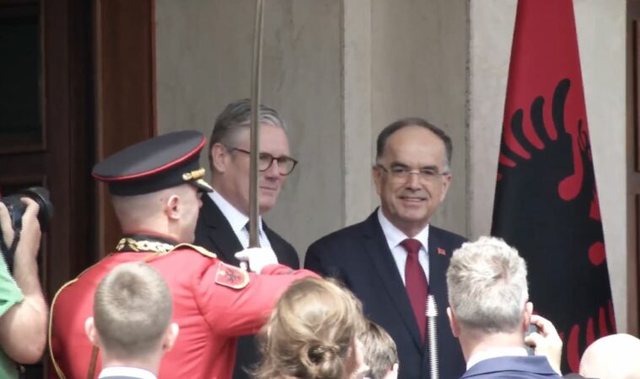British Prime Minister arrives at the President's Office, welcomed by Begaj