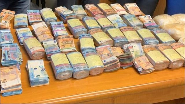 Shqiptari kapet me 940 mijë euro në kufi
