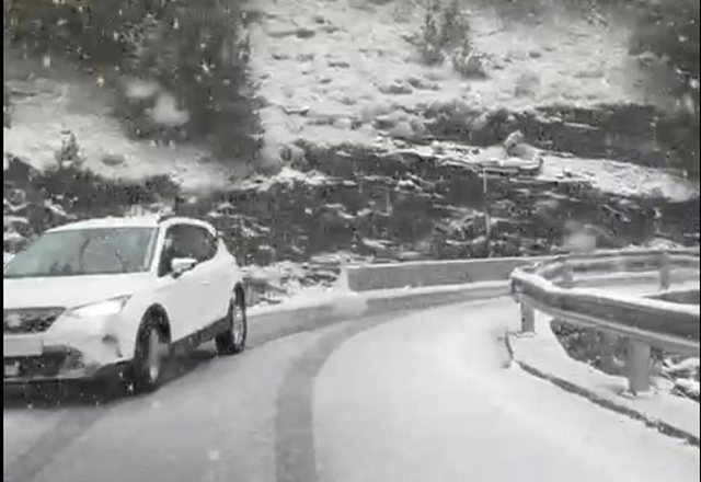 Thethi is whitened by snow in mid-May, the road is without maintenance, a danger