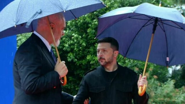 Zelensky mbërrin në samitin e Komunitetit Politik të Europës