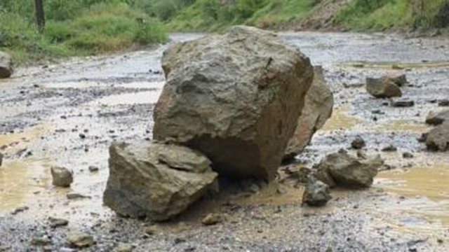 Rrëshqitje gurësh në aksin Burrel–Rrëshen, pengohet