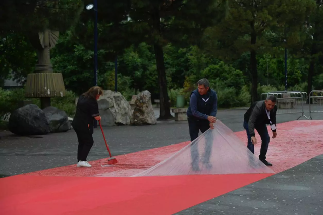 Samiti i “Madh”, dyqane të kyçura dhe qytetarë