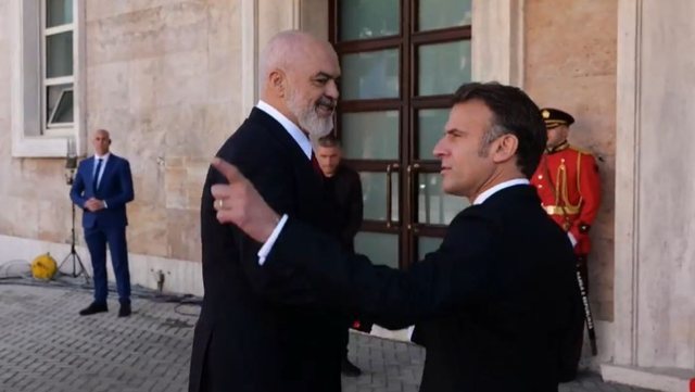Presidenti francez Macron mbërrin në Kryeministri, pritet nga Rama