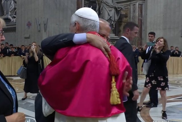 Pope Leo XIV "broke" protocol, hugged his brother at the inauguration