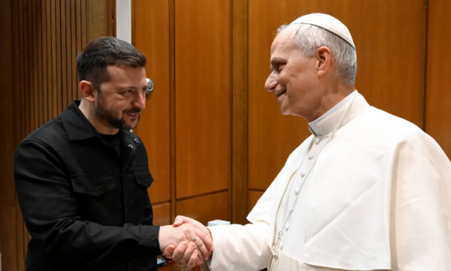 Papa takohet me Zelenskyn pas Meshës së inaugurimit