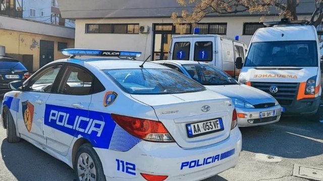 Fier/ 23-vjeçari plagos me armë babanë