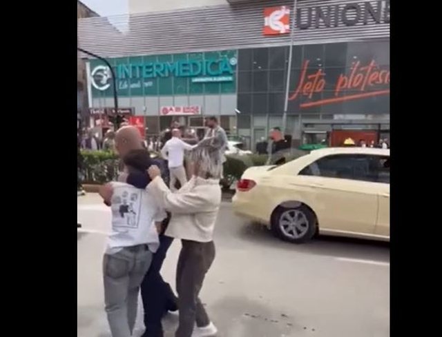 Video/ Sherr në Tiranë, i riu i merr armën policit, tenton