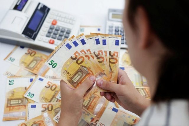 Kursi i euros e nis javën në rënie, pranë minimumit historik
