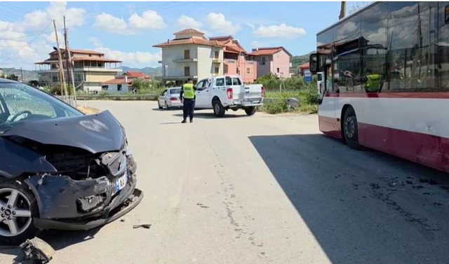 Car collides with Fier-Roskovec bus, one injured