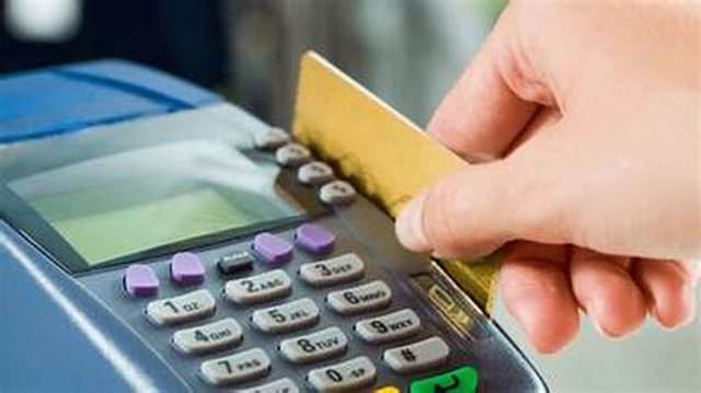 Kush shpenzon më shumë para, meshkujt apo femrat? Statistikat