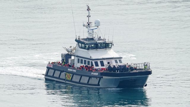 Varka me emigrantë u fundos në brigjet franceze, 1 i vdekur dhe mbi