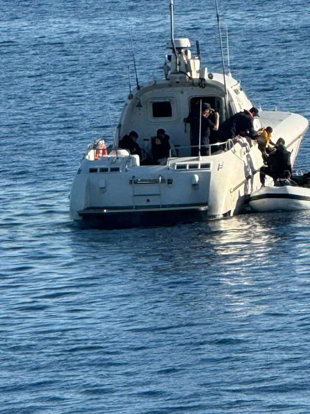 The ship "Butrinti" rescues 13 migrants in the Aegean Sea, including 2