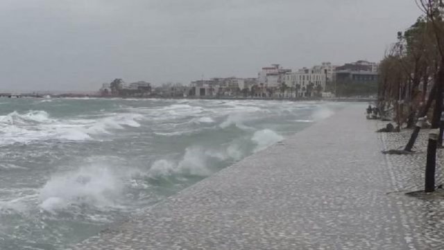Sailing suspended due to bad weather in Vlora