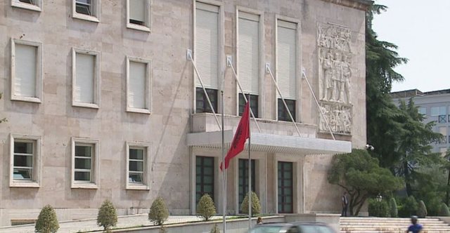 Qeveria zgjat qëndrimin e ukrainasve në Shqipëri