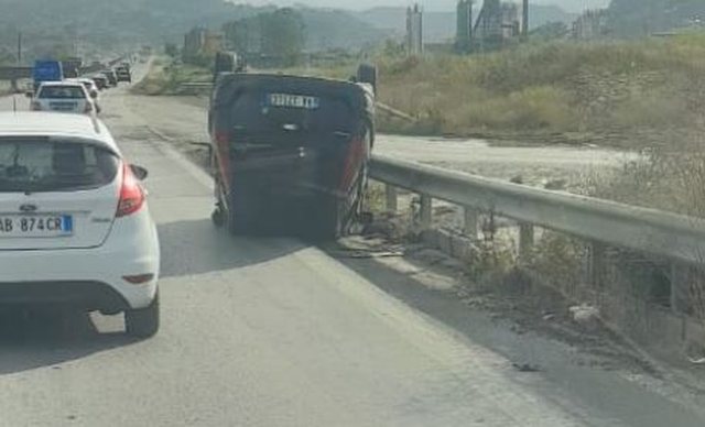 Aksident në autostradën Durrës-Tiranë, mjeti përmbyset